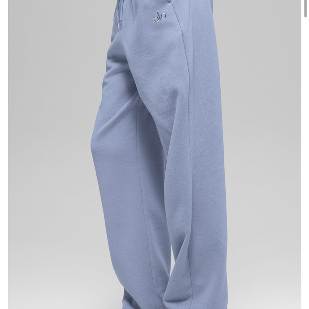 ALO Yoga Size Medium Wide Leg Accolade Sweatpants in Winter Frost Preppy Casual - Picture 2 of 8
